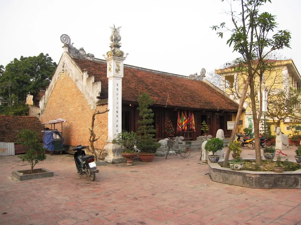 Khuôn viên Đình Hoàng Mai