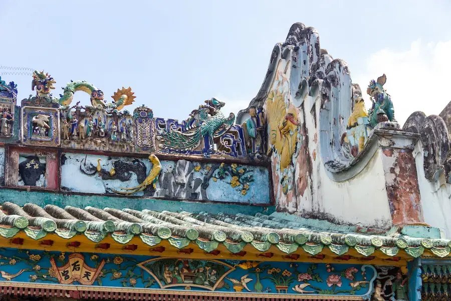 Đầu hồi tam giác có đắp chỉ to uốn lượn hình sóng nước tại Miếu Thiên Hậu