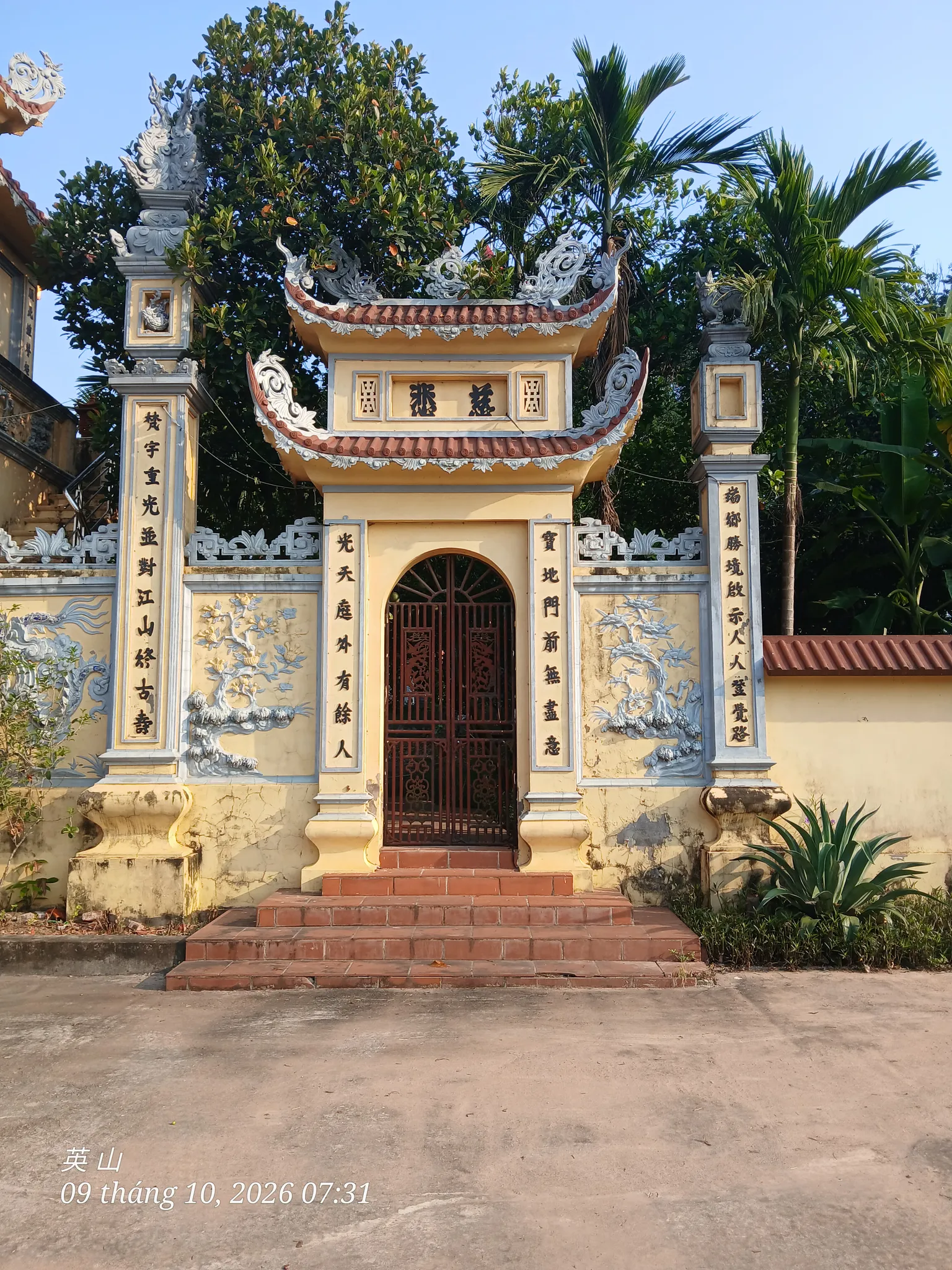 Cổng phụ bên trái cổng Tam quan chùa Hoa Sơn