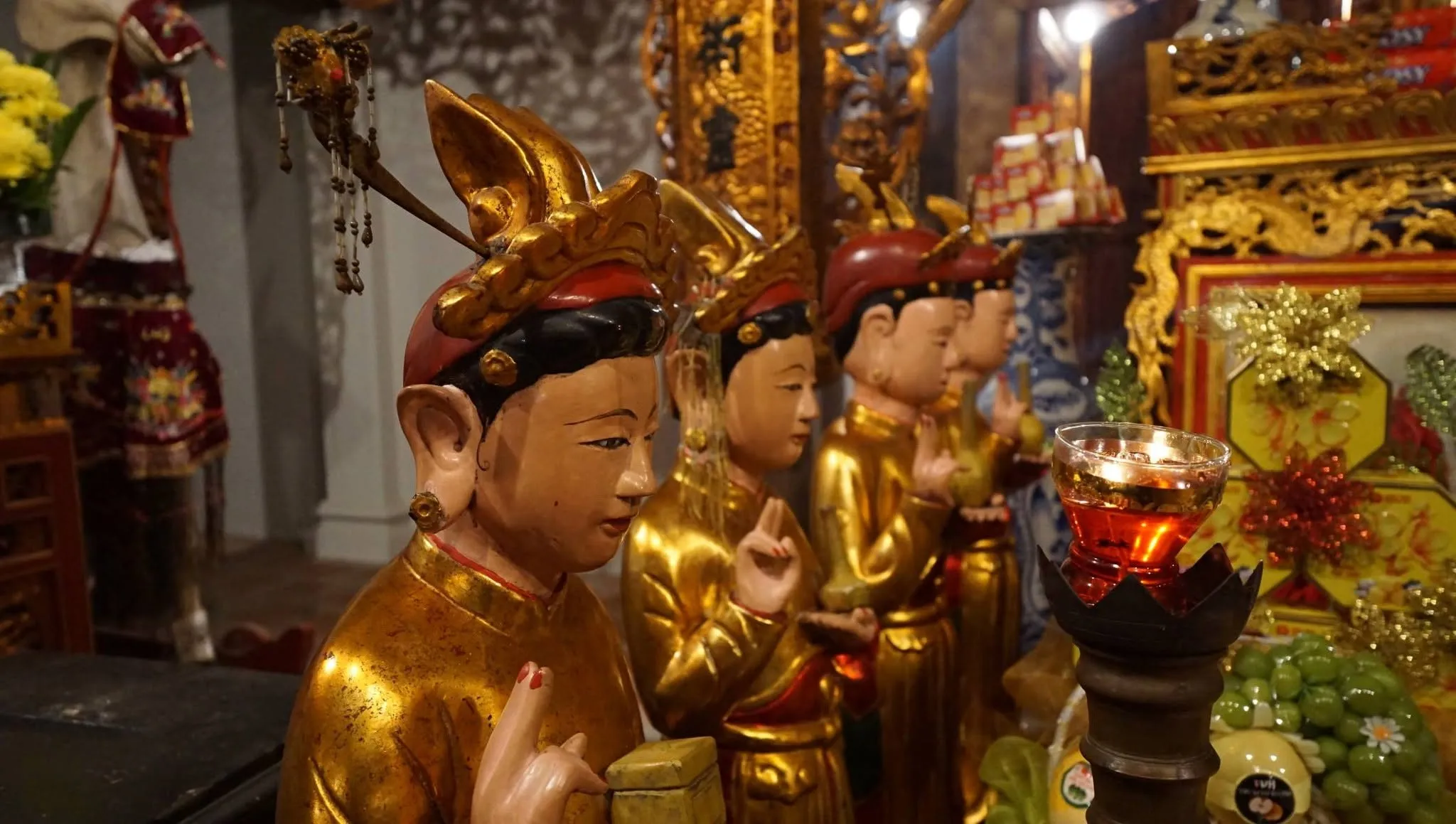 Cận cảnh các pho tượng bên trong đền Thanh Nhàn (xã Nội Bài)