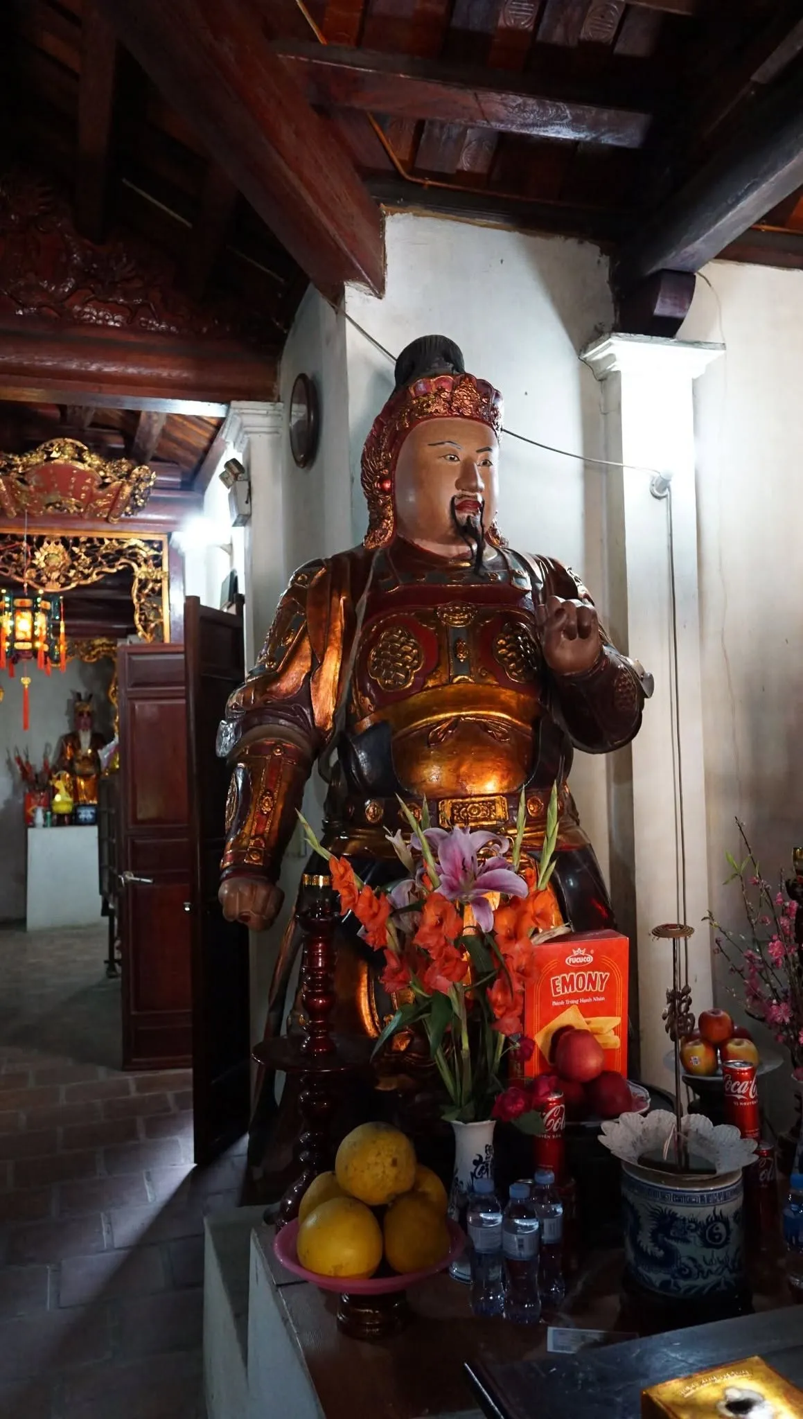 Không gian cảnh quan bên trong Chùa La Cả