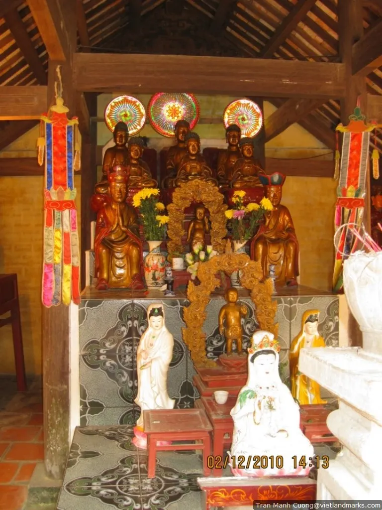 Bên trong Chùa Bảo Lâm