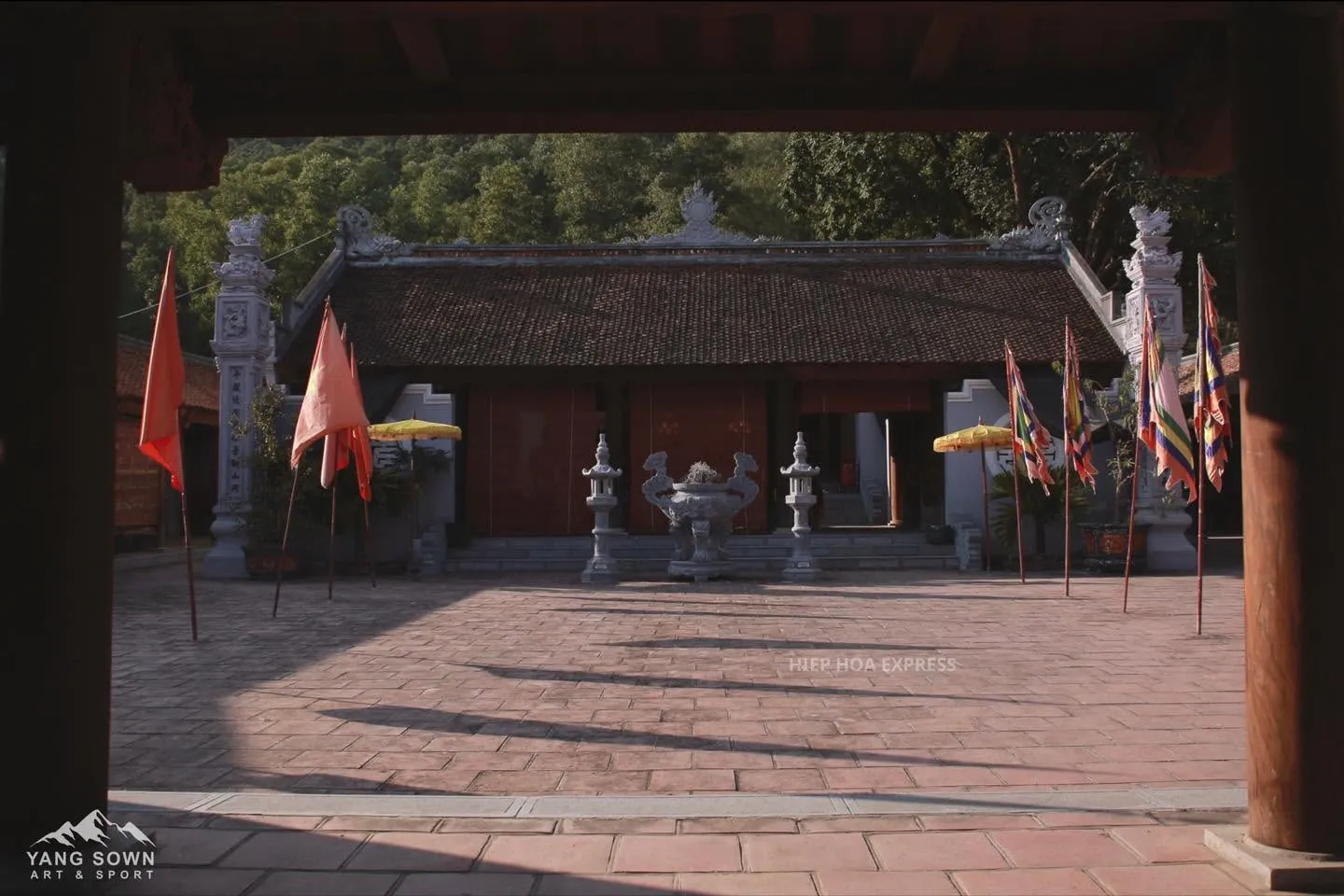 Không gian tại Đền Y Sơn