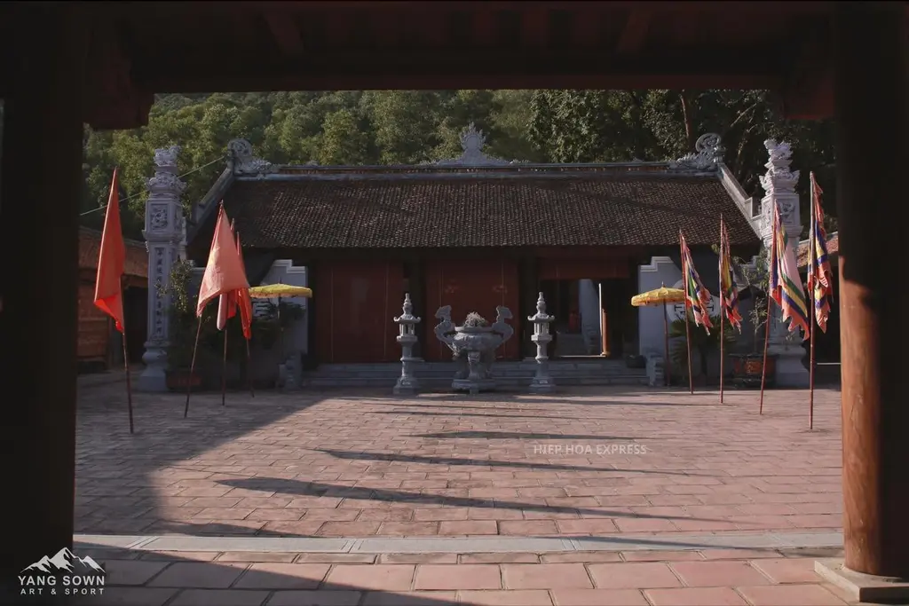 Không gian tại Đền Y Sơn