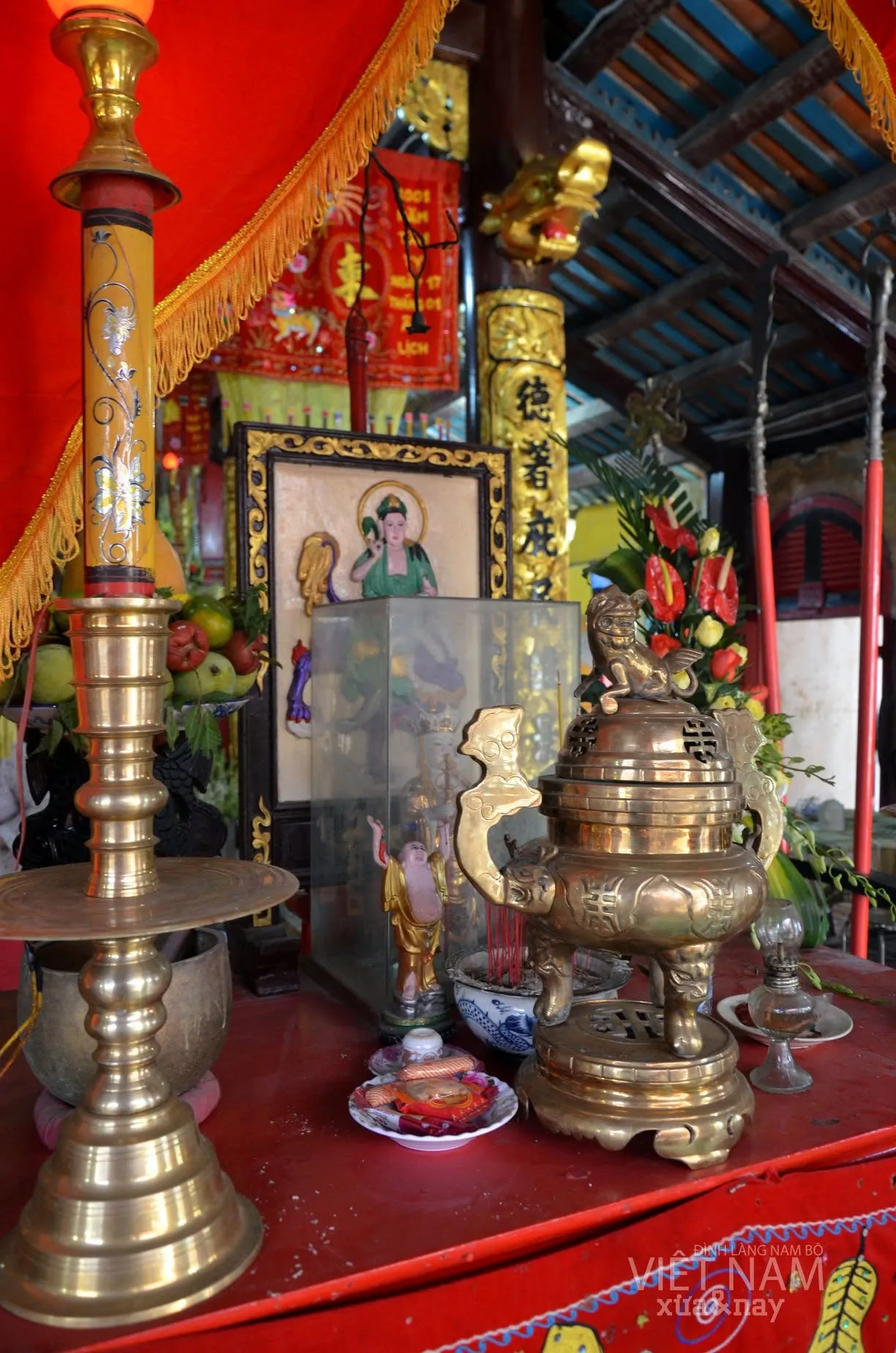 Hiện vật trong không gian đình Phú Hựu