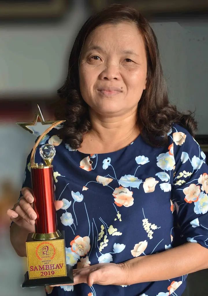 Nghệ nhân Hoàng Thị Khương với biểu tượng danh dự ở Ấn Độ 180423