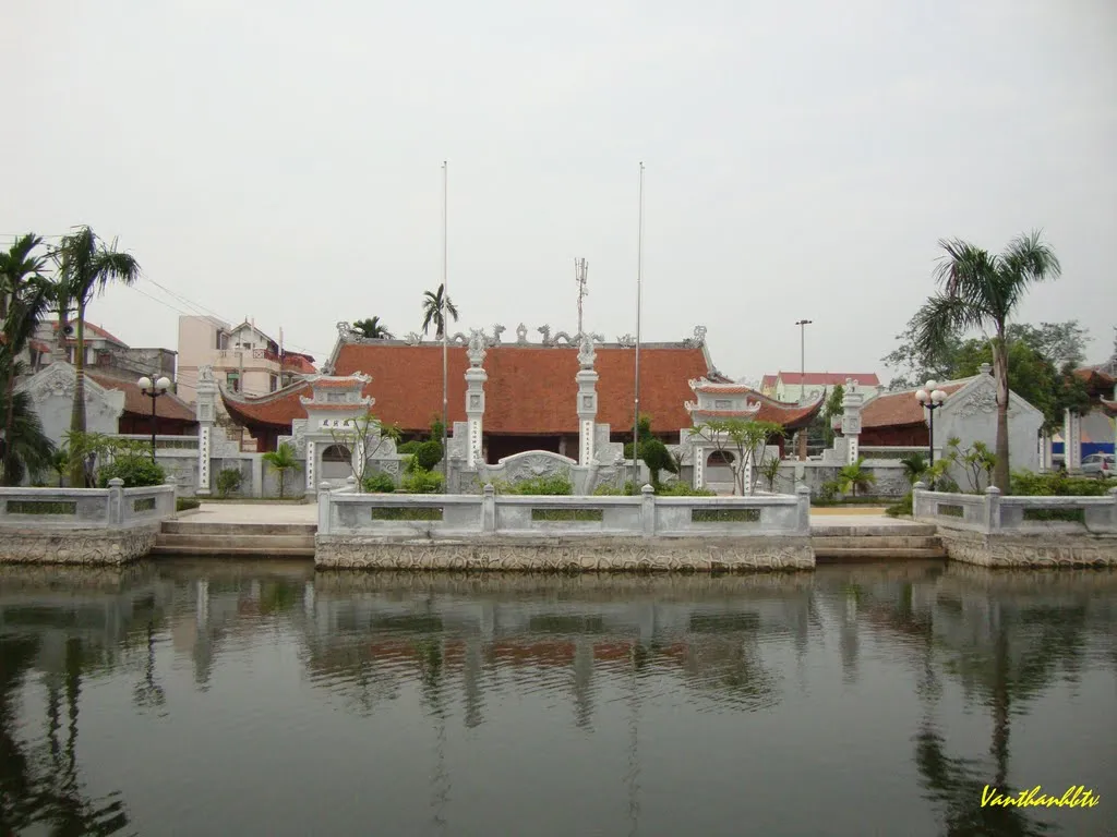 Toàn thể Đình Tình Quang được chụp từ xa