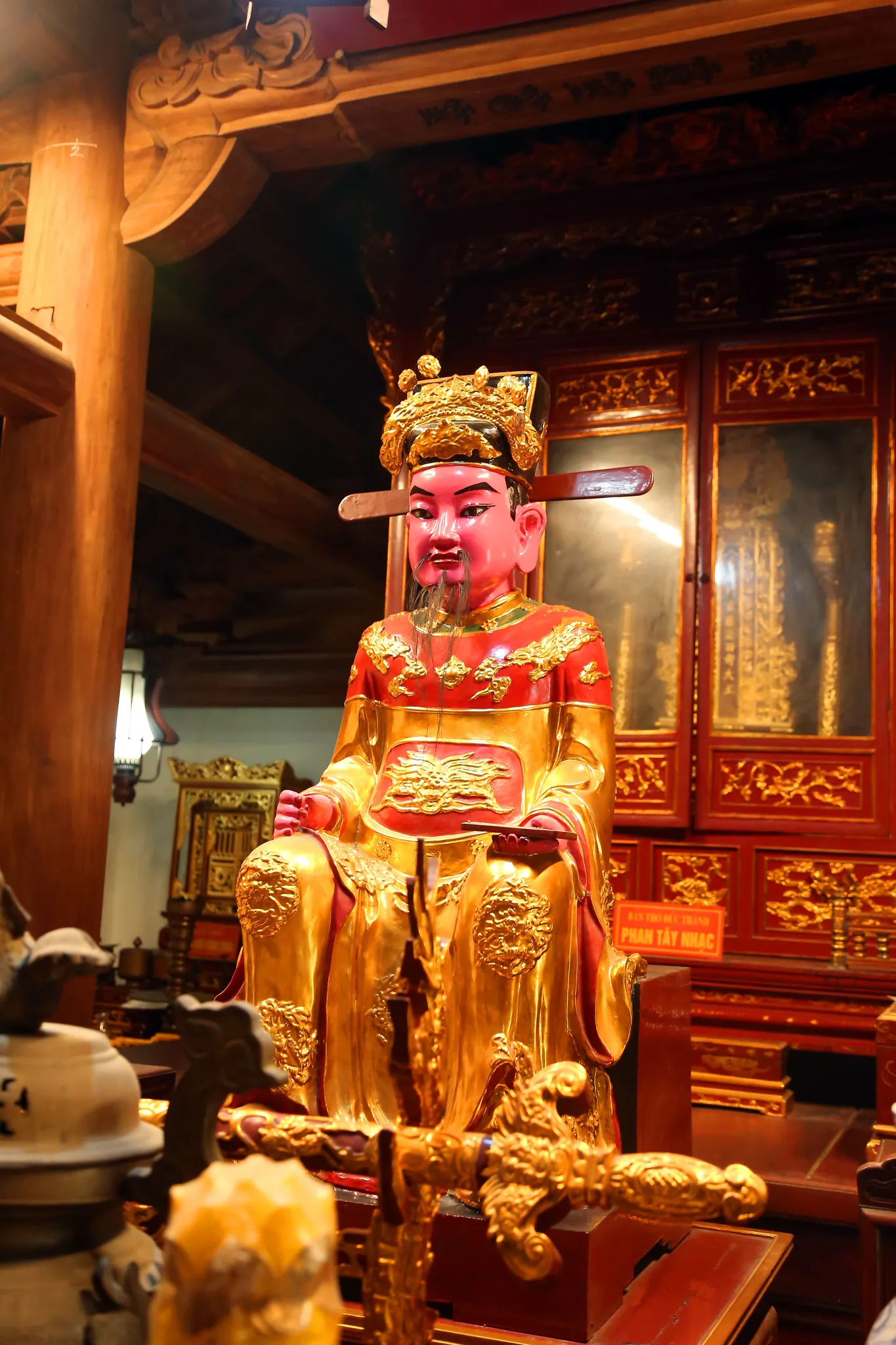 Tượng thờ trong đình Thị Cấm