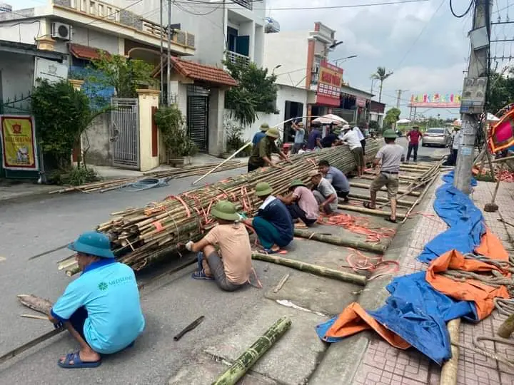 Cây Đình liệu được dân làng dựng và làm thủ công cho Hội đền Lộng Khê