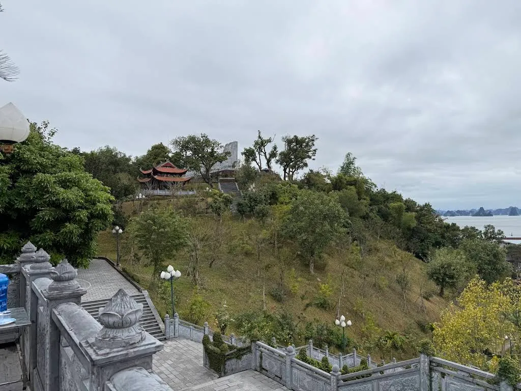 Cảnh quan Đền Cửa Ông