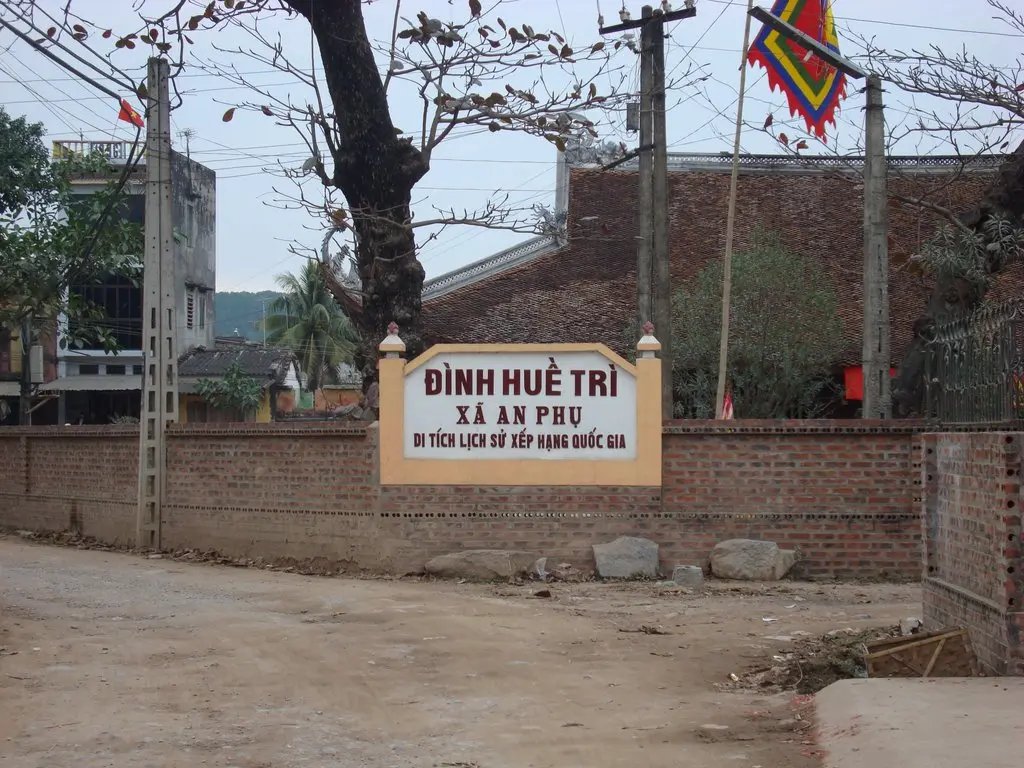 Quang cảnh bên ngoài Đình Huề Trì
