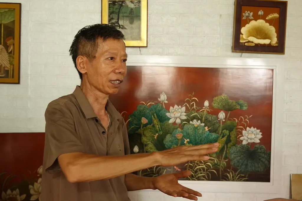 Nghệ nhân Đinh Văn Hùng giới thiệu tác phẩm của mình
