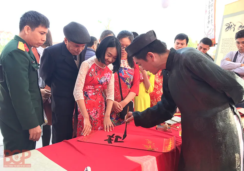 Viết thư pháp tại Lễ hội Xương Giang