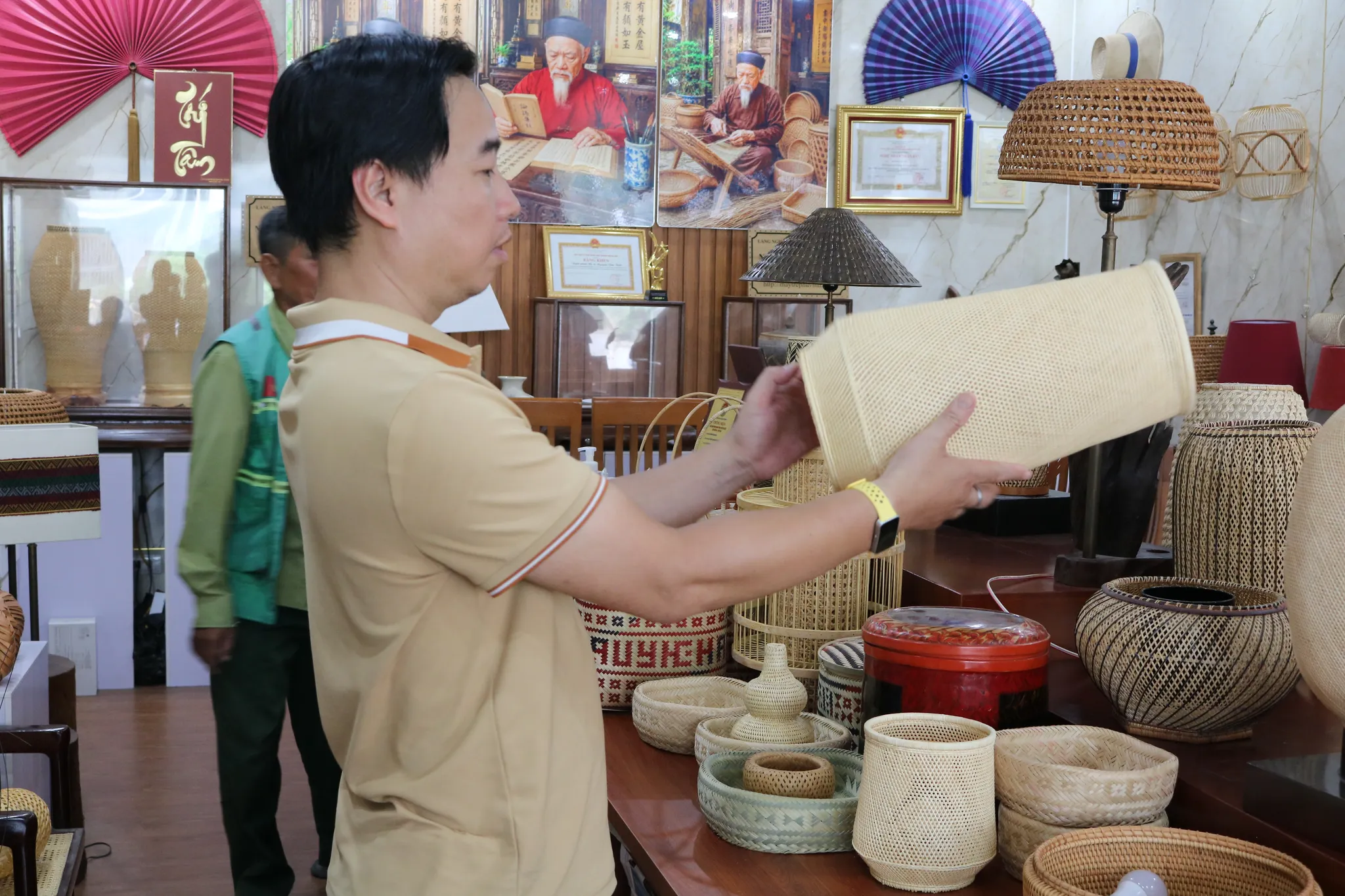 Khách du lịch trải nghiệm sản phẩm trong khu trưng bày tại xưởng nhà nghệ nhân nhân dân Nguyễn Văn Tĩnh