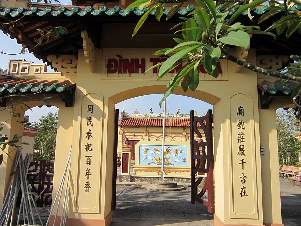 Cổng chính Đình Tân Hoa