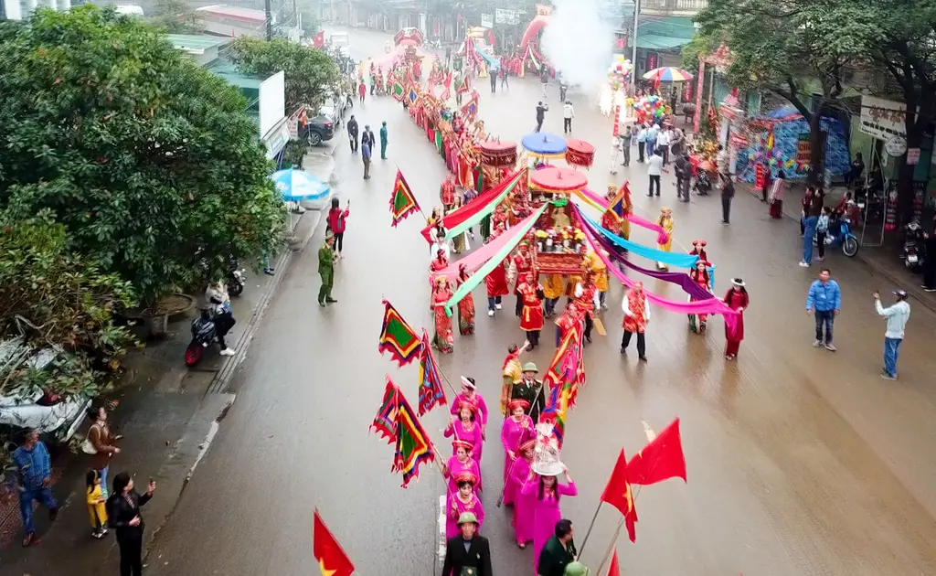 Quang cảnh lễ rước tại Lễ hội Đền Vạn Lộc