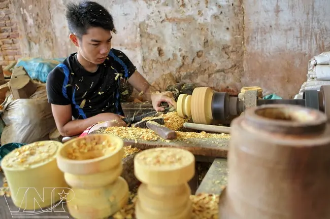 Công đoạn gá phôi lên máy tiện