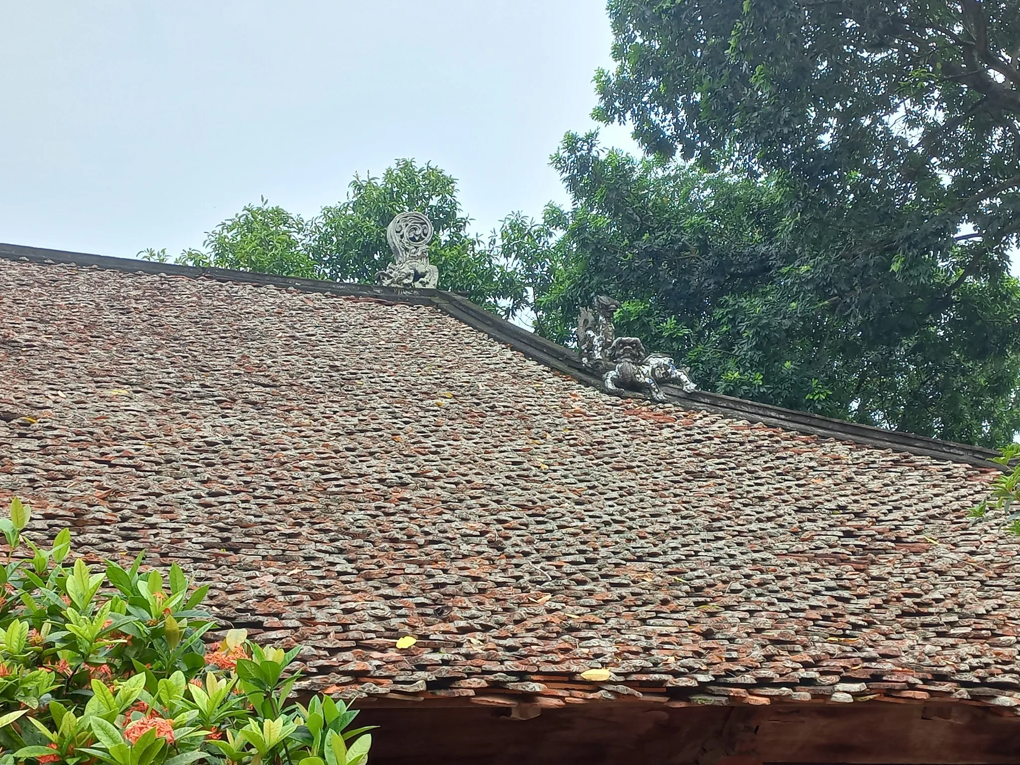 Linh vật phía bên trái mái Đình Phương Bản