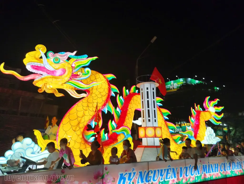 Rước đèn mô hình rồng trong Lễ hội Thành Tuyên