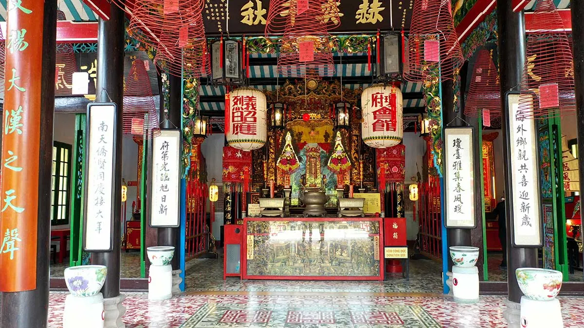 Gian thờ bên trong Hội quán Hải Nam