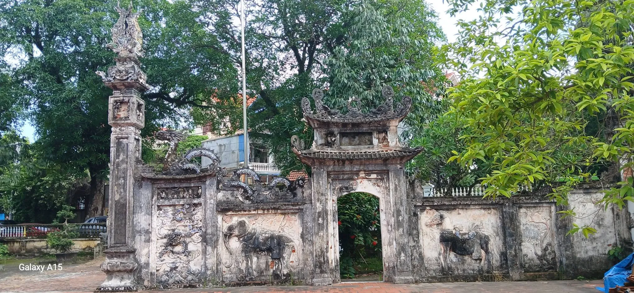 Cổng vào đình làng Lam Điền