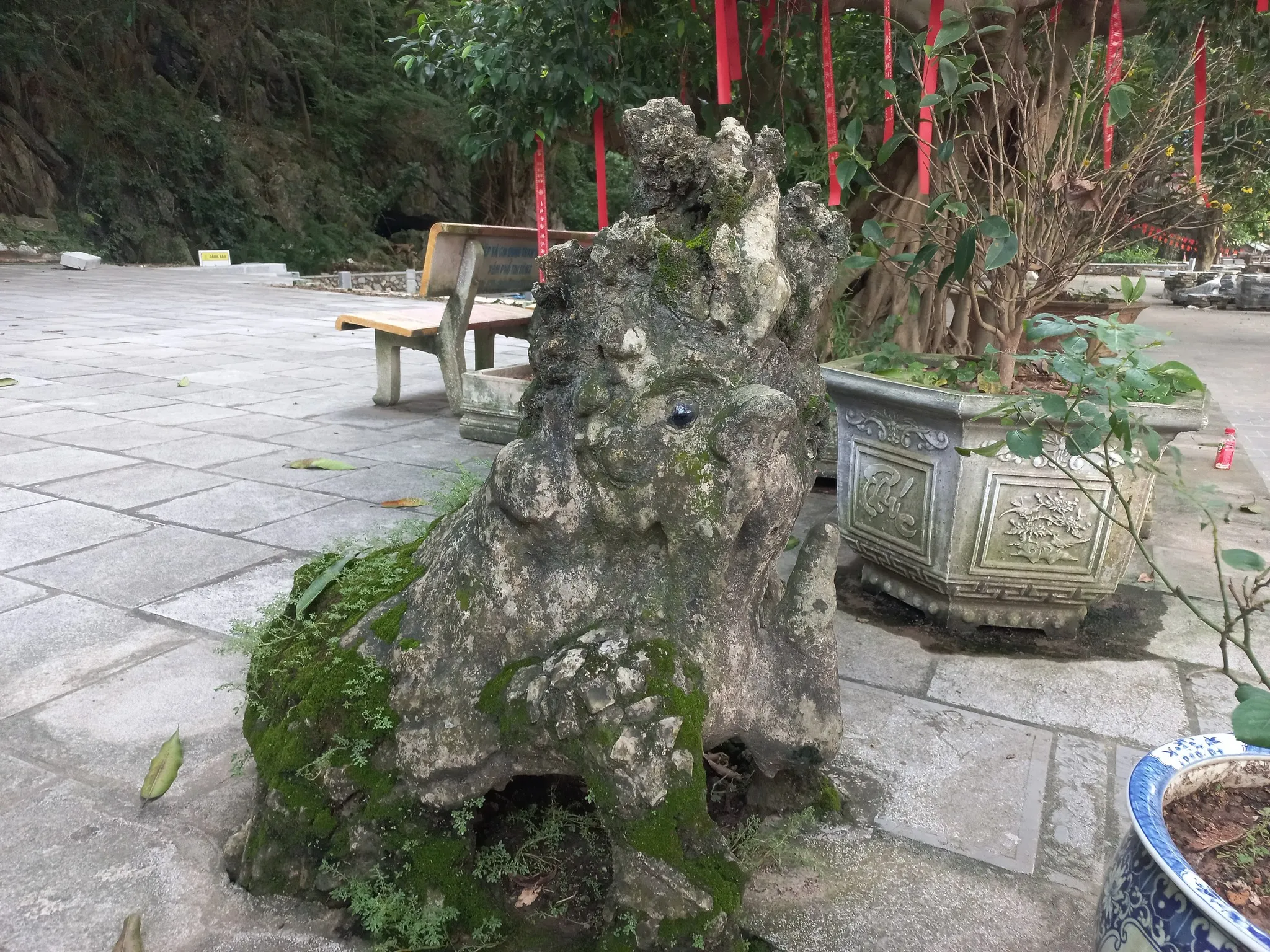 Nghê đá cổ trong di tích Chừa Trầm