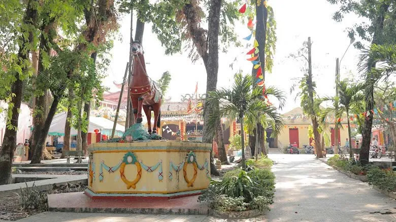 Khuôn viên Đình Dầu Tiếng