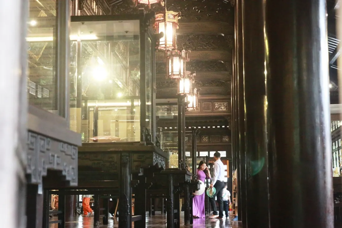 Không gian bên trong Điện Long An
