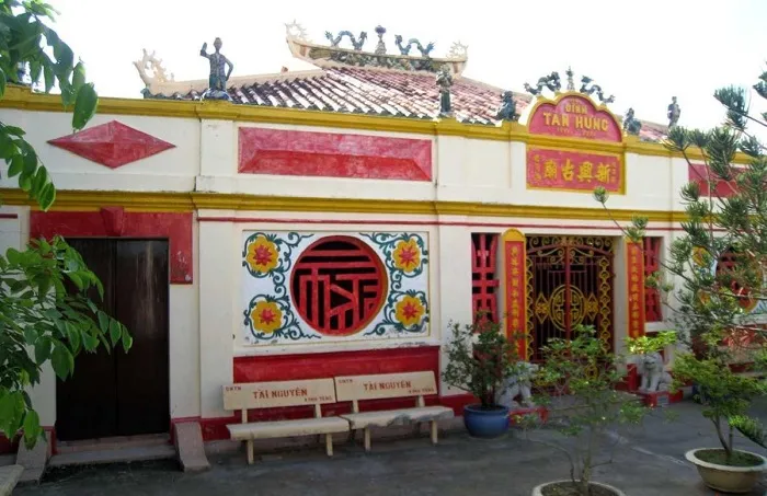 Phía trước Đình Tân Hưng