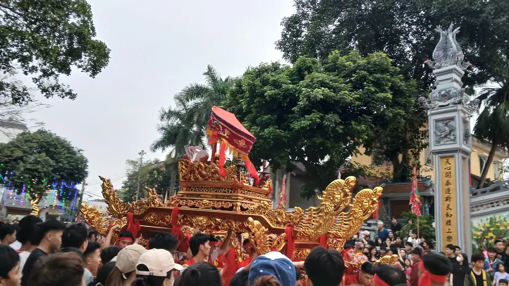Rước kiệu bát cống hội làng Yên Trường