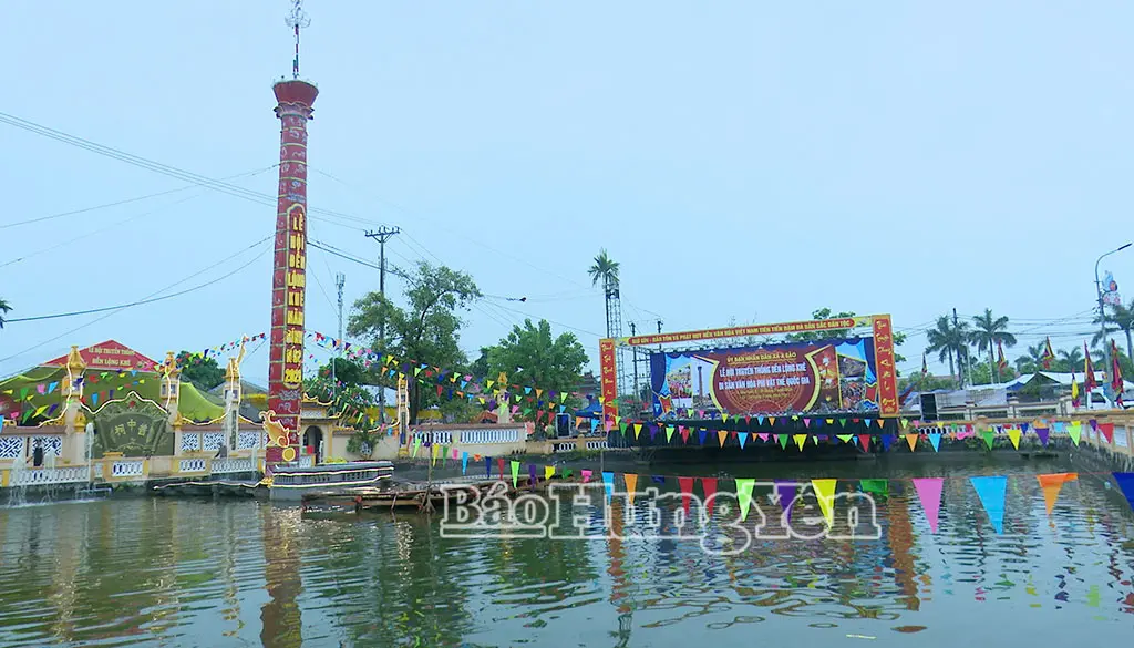 Cây Đình Liệu khổng lồ được dựng trước cửa đền Lộng Khê