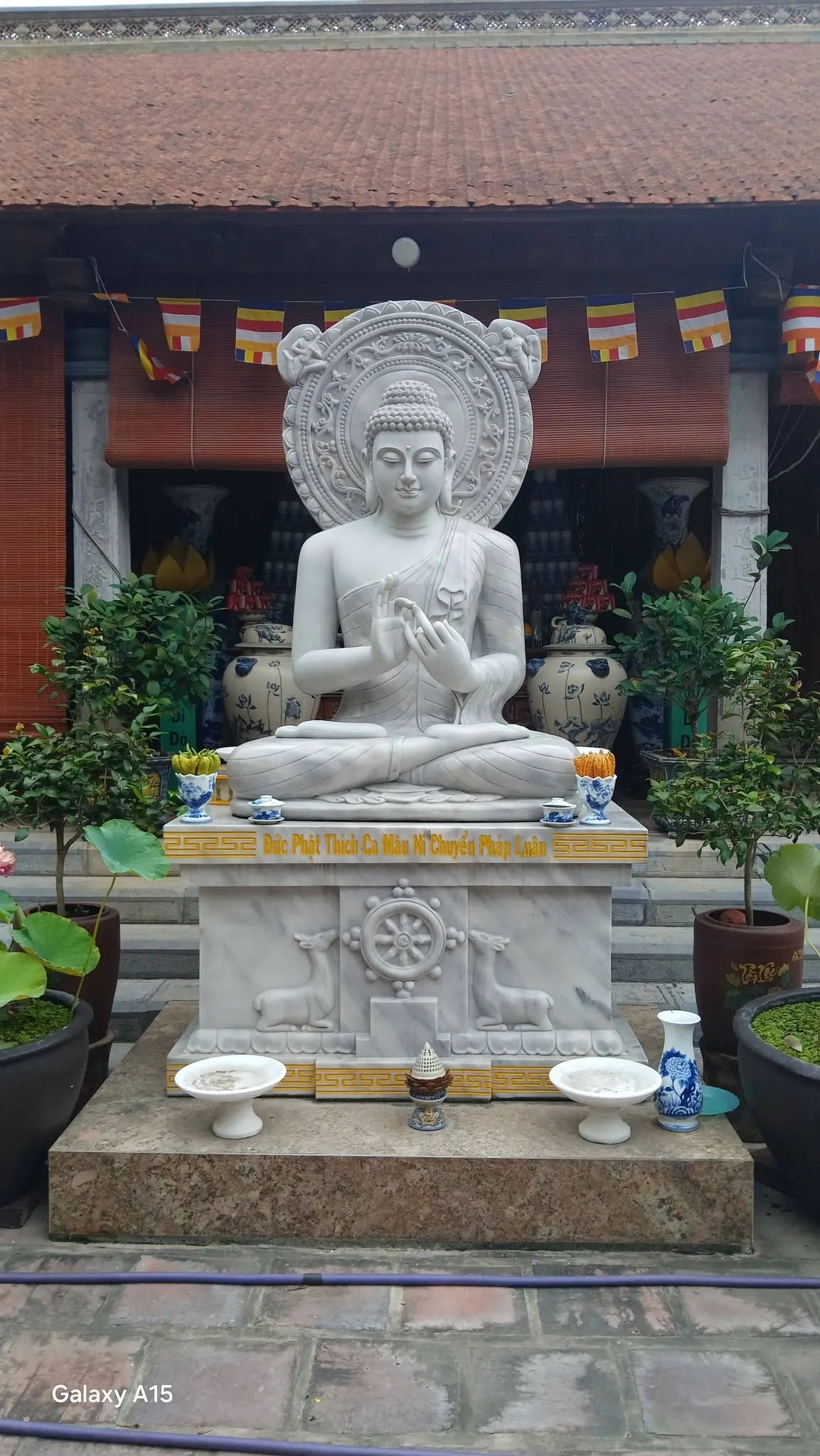 Tượng thờ Đức Phật Thích Ca Mâu Ni chuyển pháp luân trong chùa Bát Tràng