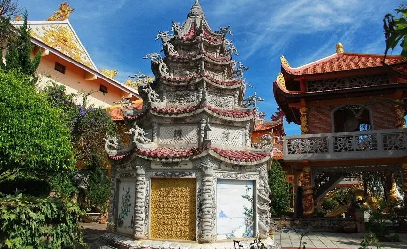Tháp đá tại Chùa Linh Quang