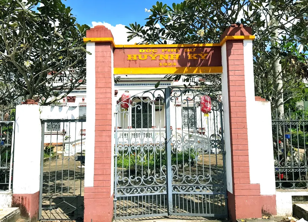 Cổng vào Nhà cổ Huỳnh Kỳ