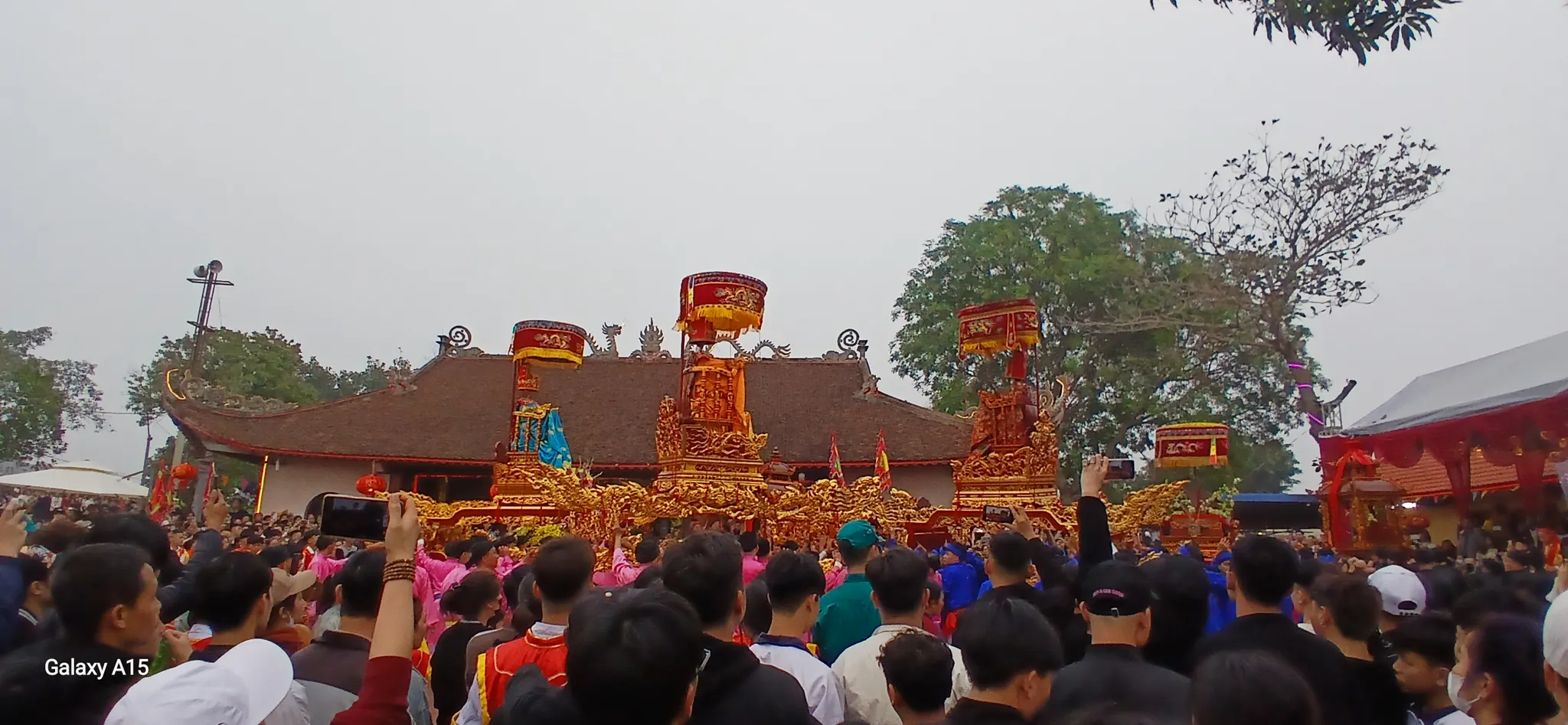 Cảnh quan sân đình Thụy Dương ngày hội truyền thống làng
