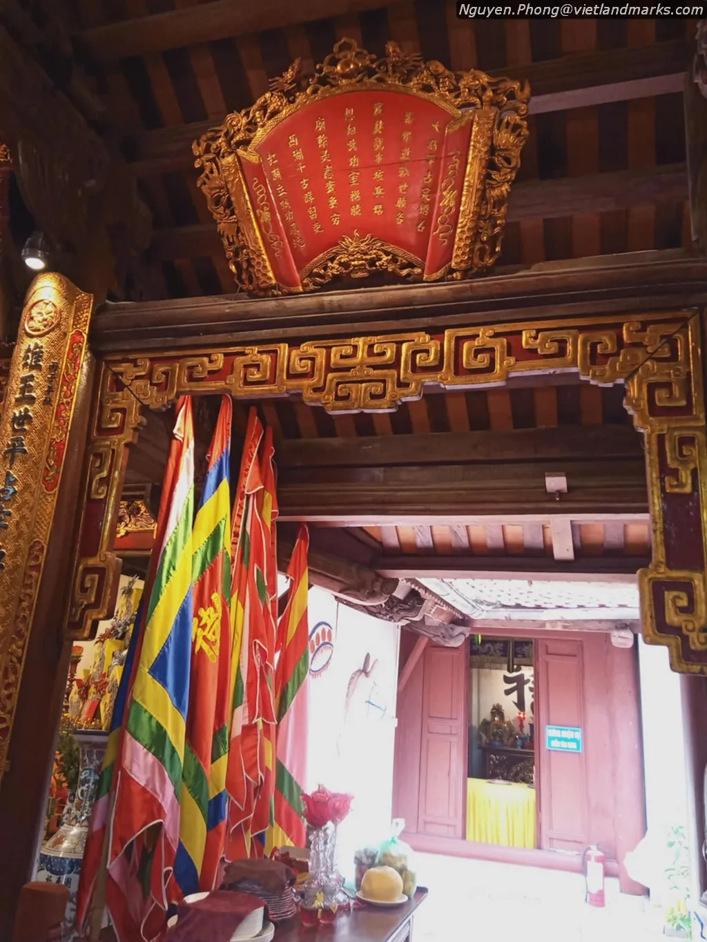 Không gian bên trong Đền Vệ Quốc