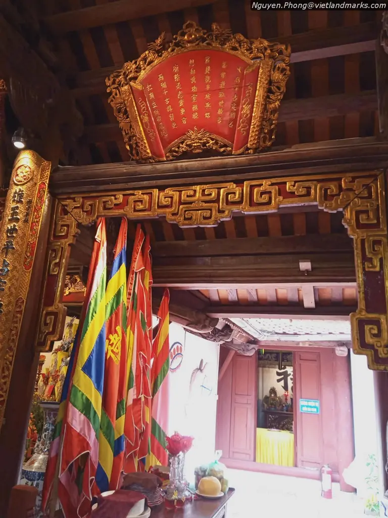 Không gian bên trong Đền Vệ Quốc