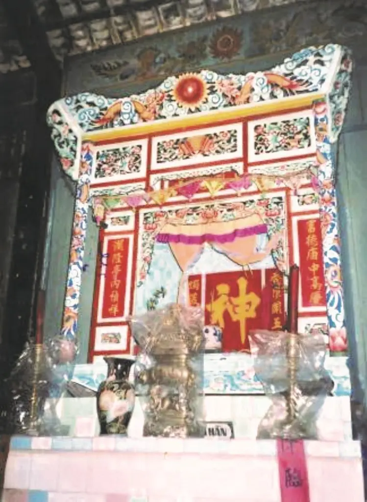 Bên trong Đình Phú Nhuận