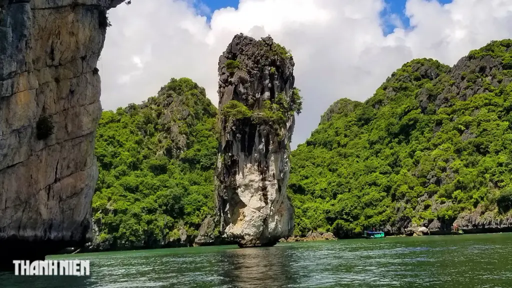 Đảo Tháp Nghiêng tại Quần đảo Cát Bà