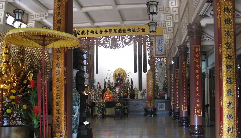 Bên trong Chùa Long Sơn
