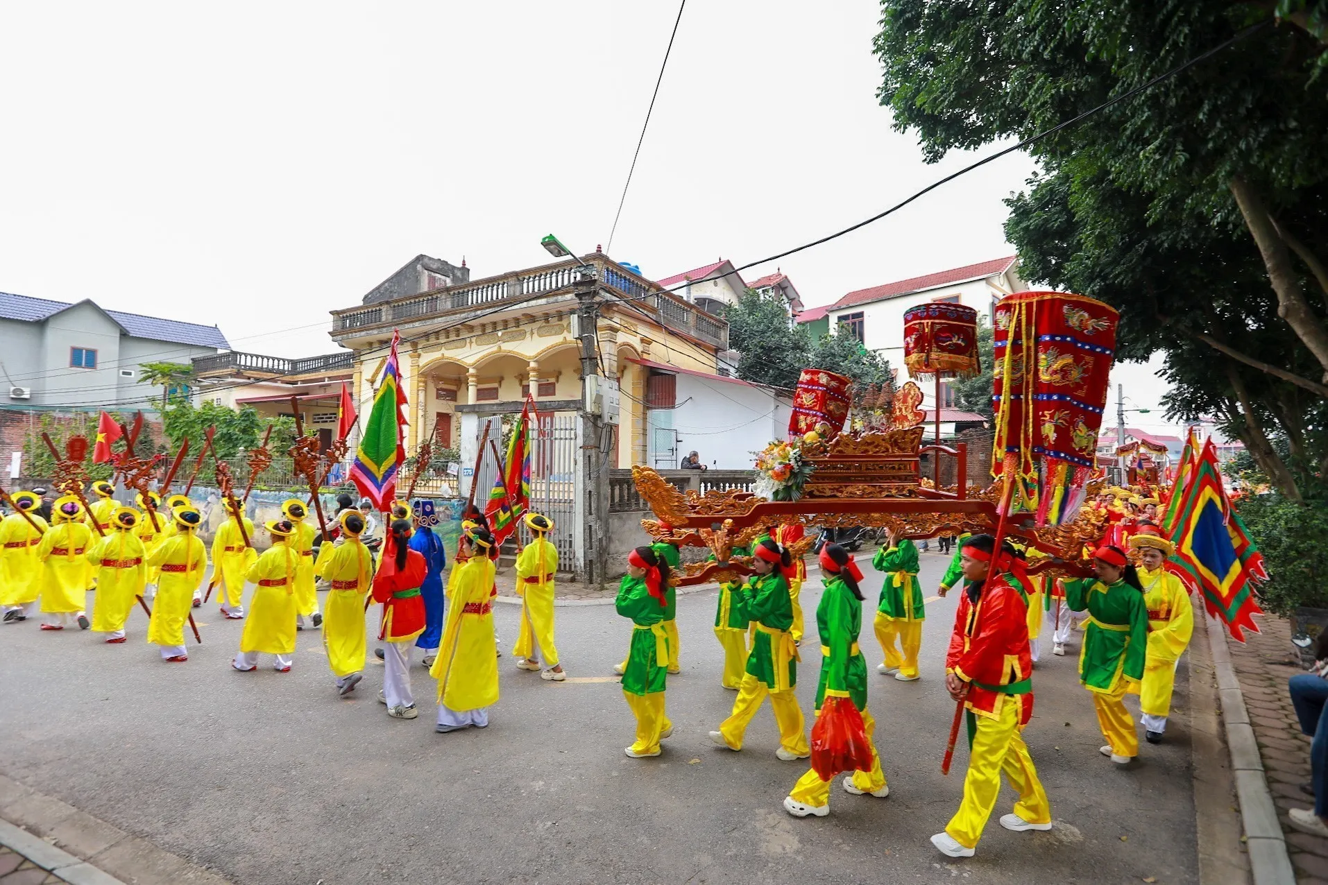 Nghi thức rước văn từ đình làng về Lăng thờ thân phụ, thân mẫu Chử Đồng Tử