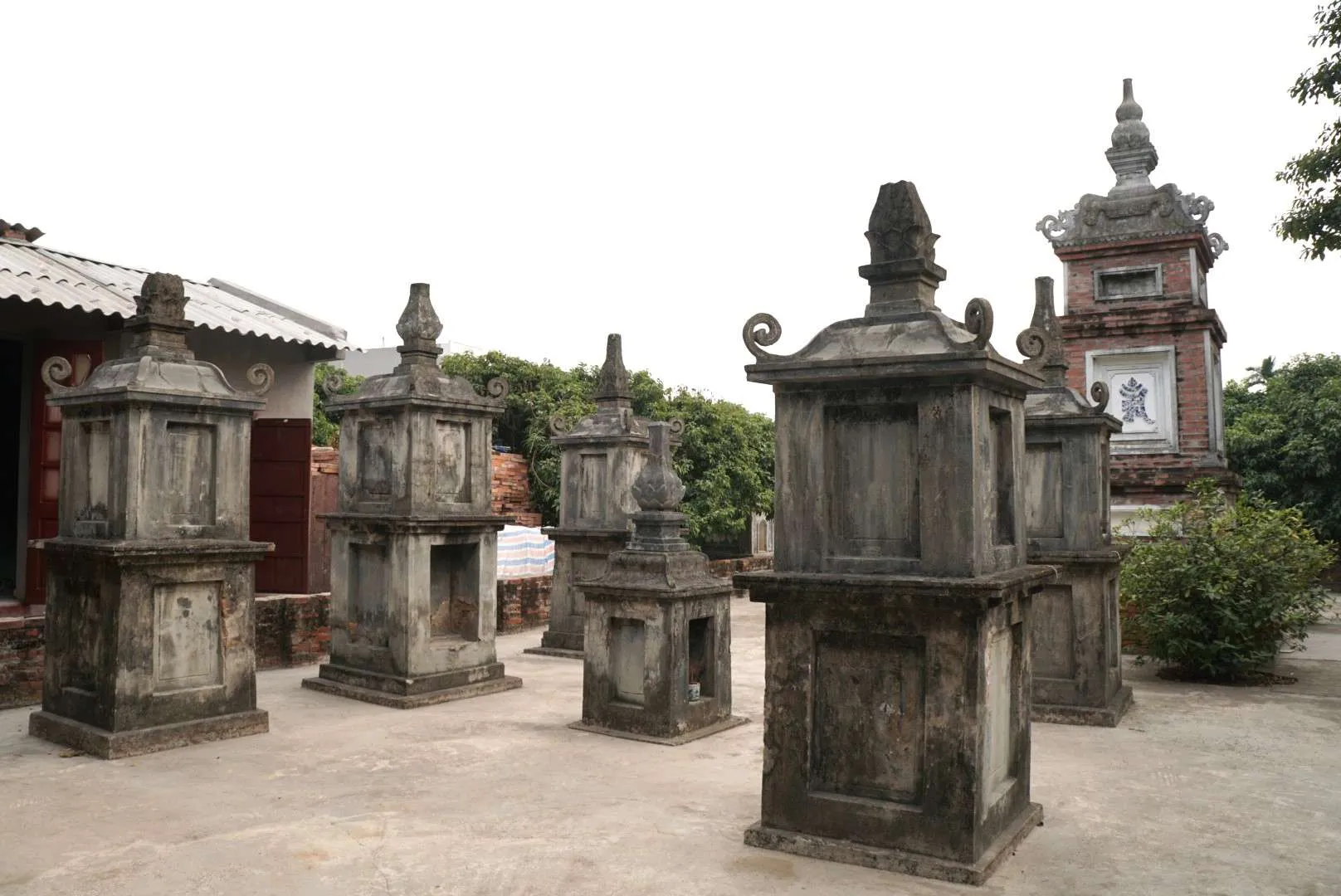 Các tháp đá trong khuôn viên Chùa Bạch Hào