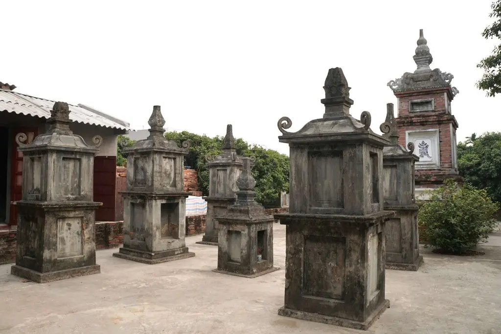 Các tháp đá trong khuôn viên Chùa Bạch Hào