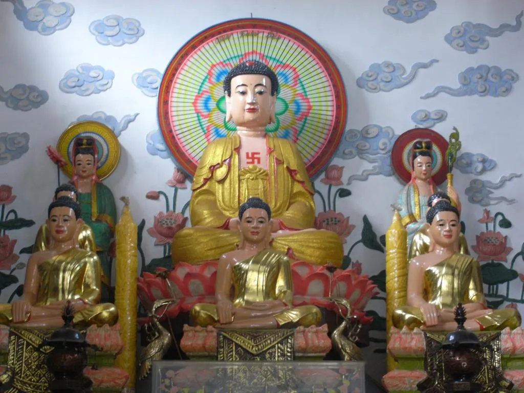 Ban thờ Phật bên trong Chùa Tam Bảo