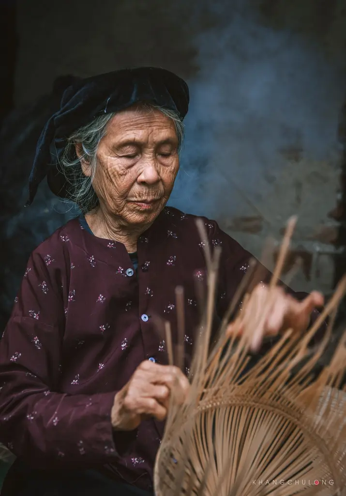 Cụ bà làng nghề Thủ Sỹ đang đan đó