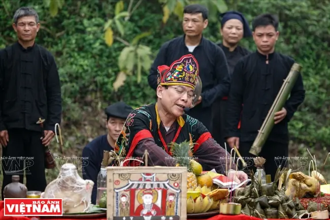 Thầy mo tiến hành các nghi lễ tại Lễ hội Cầu mùa của người Sán Chay