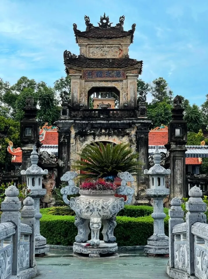 Cổng vào đền Nguyễn Xí.