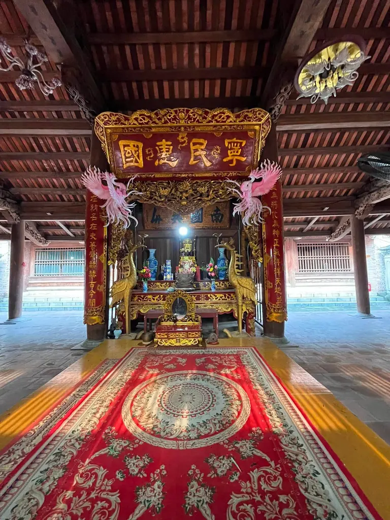 Ban thờ bên trong Đền Quát