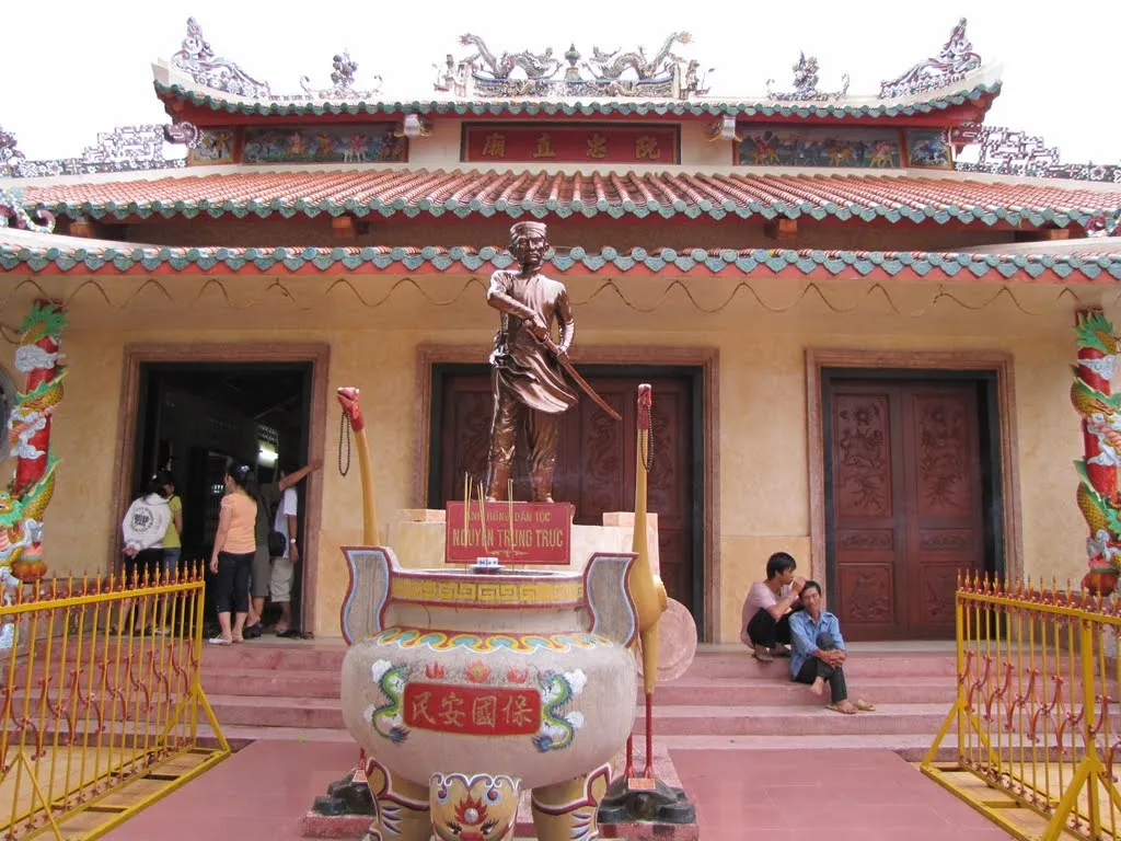 Phía trước Đình thần Nguyễn Trung Trực