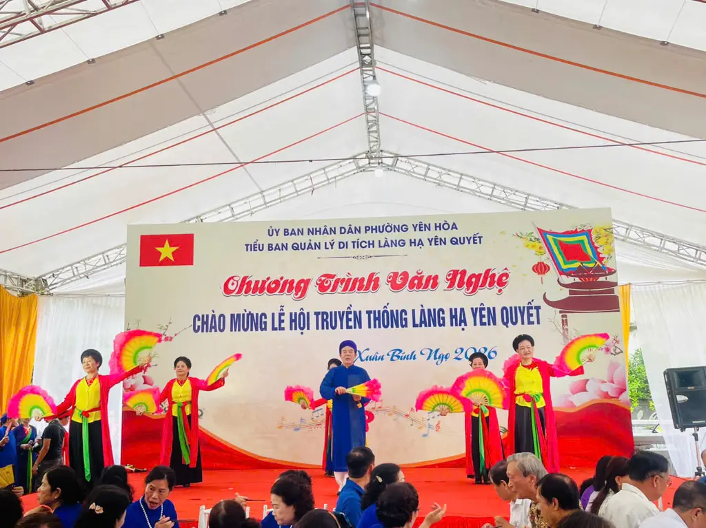 Văn nghệ Hội đình Hạ Yên Quyết